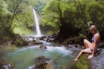 Excursión de un día completo a Cascada de La Fortuna, Volcán Arenal, Aguas termales