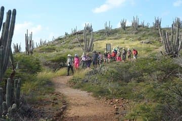 Experiencia de senderismo aventurero en Arikok en Aruba