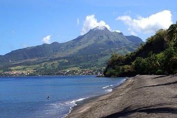 Tour Norte: selva tropical, destilería de ron, playa de arena negra, etc.