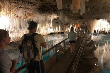 Entrada al Instituto de Exploración Submarina Crystal Caves y Bermuda