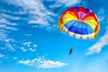 Parasailing-Abenteuer am Cabbage Beach auf den Bahamas