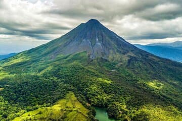 Aventure dans le volcan Combo Tour! - Tyrolienne, cascade, sources chaudes et plus