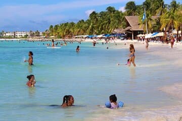Isla Mujeres Catamaran Tour avec plongée au MUSA, déjeuner buffet et bar ouvert