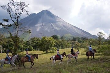 Équitation autour de la base du volcan Arenal