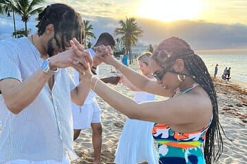 Clase de salsa en la playa al atardecer en San Juan