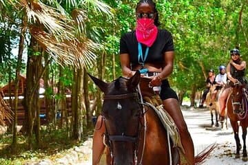 Halbtägiges Reitabenteuer mit Cenoten im Dschungel