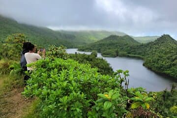 Excursão privada em lago de água doce, cachoeiras e fontes termais