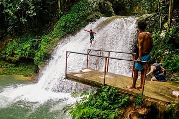 Rafting en el río y el agujero azul