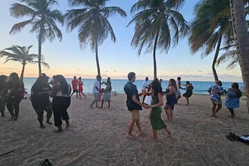 Clase de salsa en la playa al atardecer en San Juan