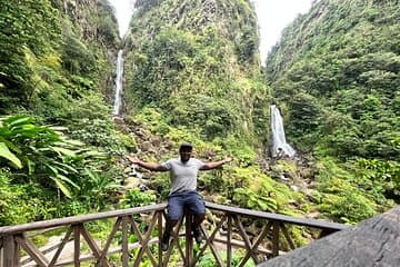 Visite panoramique de la ville et de la forêt tropicale, cascade, sources de soufre .
