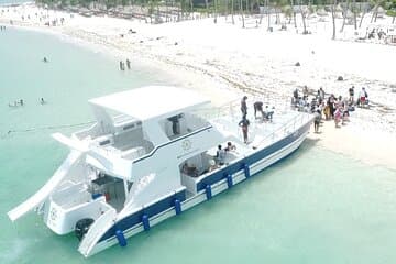 Punta Cana Shared Party Boat Booze Cruise und Schnorcheln 