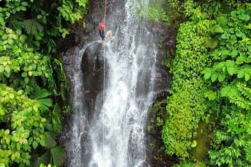 Canyoning Aventura Rapel Cachoeiras no Vulcão Arenal