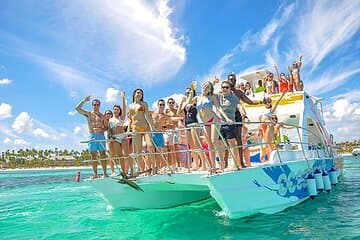 Catamarán de Fiesta con Snorkel desde Punta Cana (Solo Adulto)