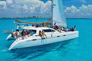Cancún Katamaran nach Isla Mujeres + Schnorchel, offene Bar & Mittagessen