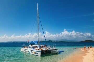 Día de navegación en catamarán a una isla desierta desde Fajardo