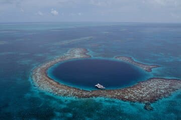 Aventure de plongée avec tuba sur l'atoll du récif Great Blue Hole and Lighthouse