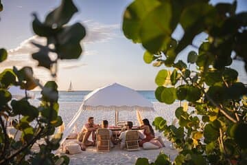 Piquenique romântico ao pôr do sol em Aruba Eagle Beach em uma cabana de luxo