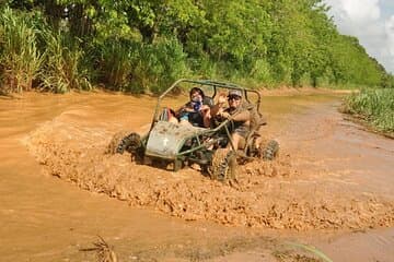 Aventure en buggy dans les rivières et la jungle à Bayahibe
