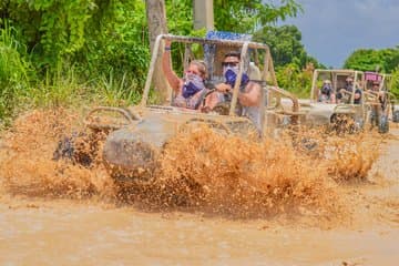 Aventura de buggy e quadriciclo em Punta Cana com visita a cavernas e praias.