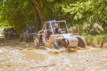 Aventura de buggy e quadriciclo em Punta Cana com visita a cavernas e praias.
