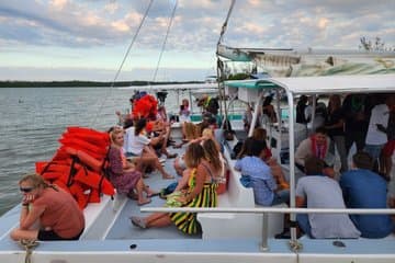 Tour en catamarán y tirolesa + rafting en el océano