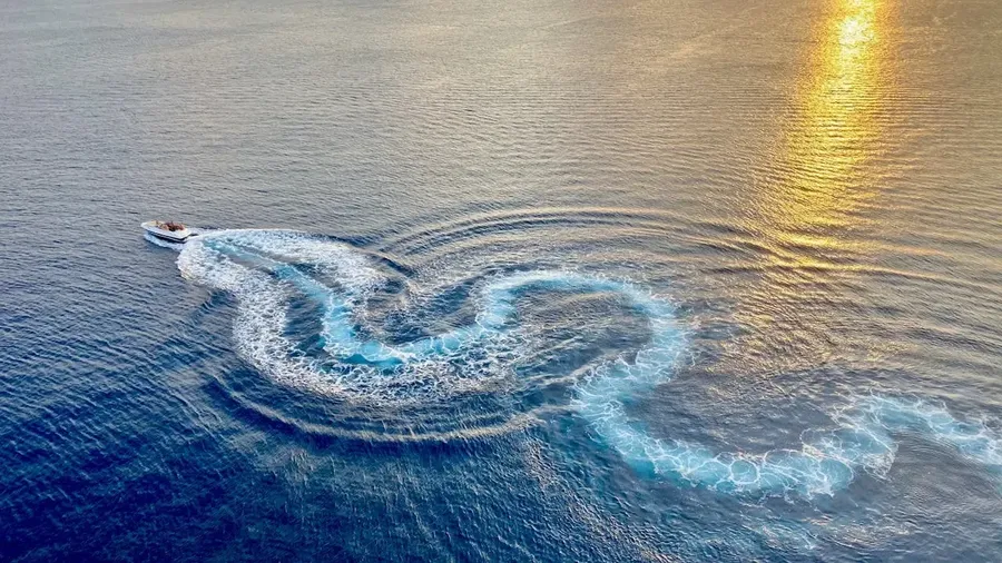 Calm ocean conditions near Aruba under clear skies